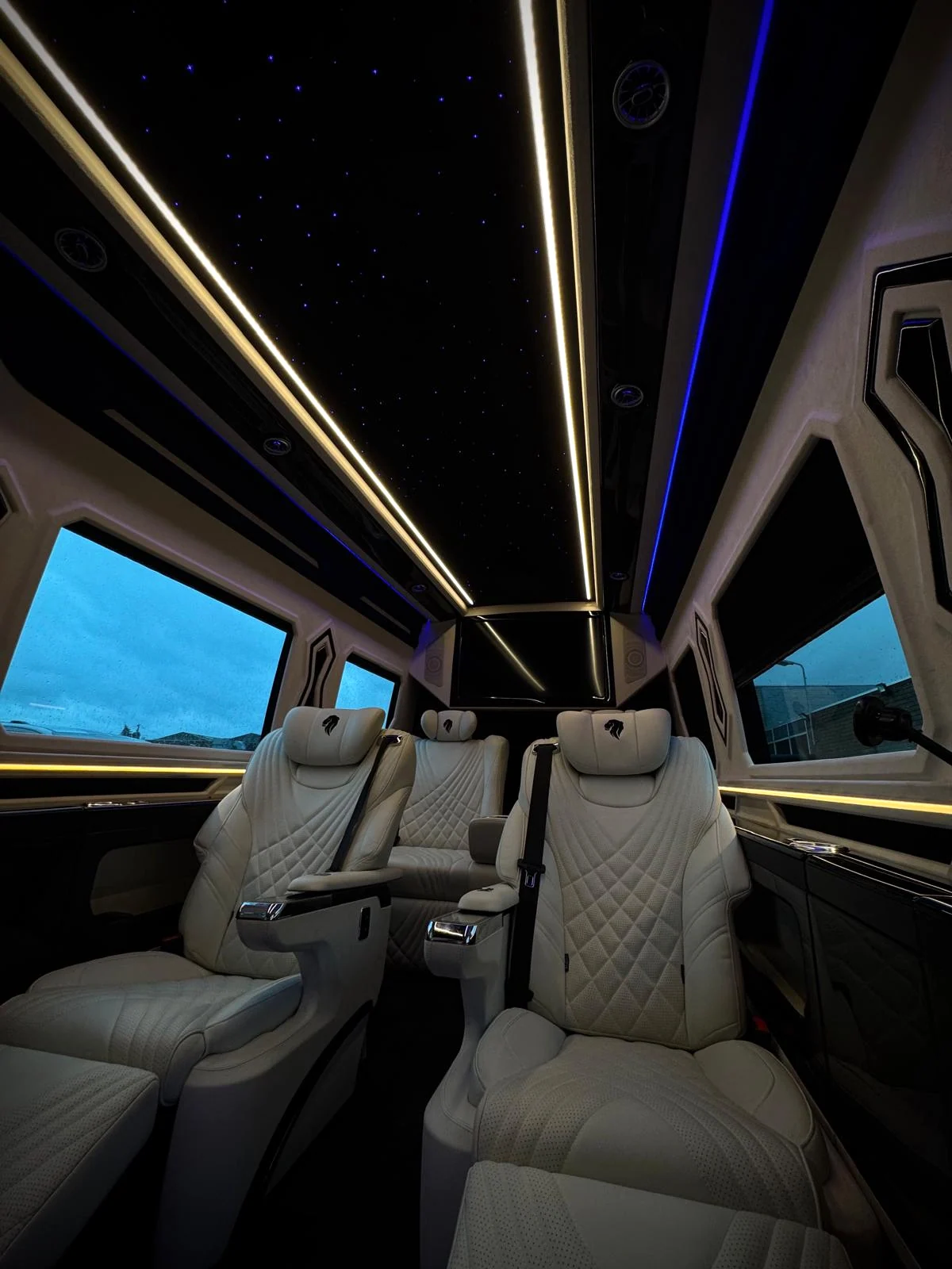 V-Protect-interieur met witte fauteuils en sterrenhemel